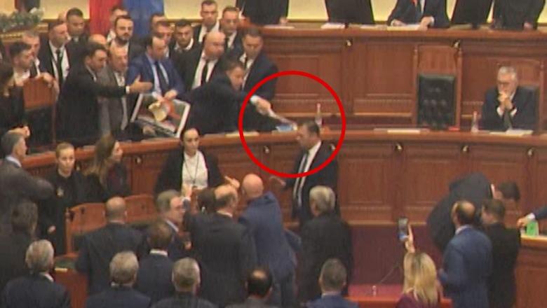 VIDEO/ Tensionet në Kuvend, momenti kur Flamur Noka i hedh ujë në kokë shefit të Gardës