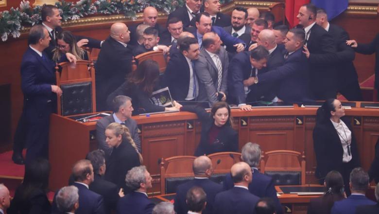 Kaosi në Kuvend nga opozita, reagon Niko Peleshi: Parlamenti nuk është arena për betejat personale! Mirënjohje Gardës