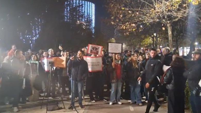 Rikthimi i Ballukut në detyrë nga Kushtetuesja, 'Lëvizja Bashkë' protestë para Kuvendit (VIDEO)