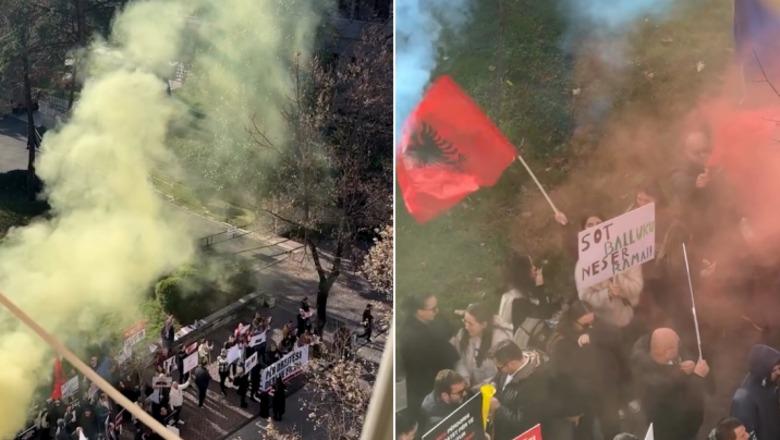 Braçe ironizon Shehajn, numëron nga dritarja e Kuvendit protestuesit: Tubimi i frikshëm i Gones për Ballukun, 91 veta janë mbledhur (VIDEO)