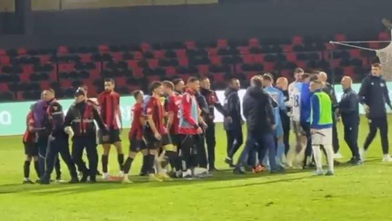 Skandal në Vlorë, tifozët e Flamurtarit futen në fushë dhe dhunojnë futbollistët e Teutës! Kusht për rinisjen e ndeshjes zbrazja e tribunës 
