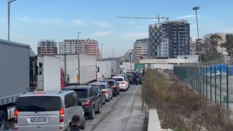 Festat e fundvitit shtojnë fluksin në Portin e Vlorës, 288 emigrantë shqiptarë mbërrijnë me traget nga Brindisi