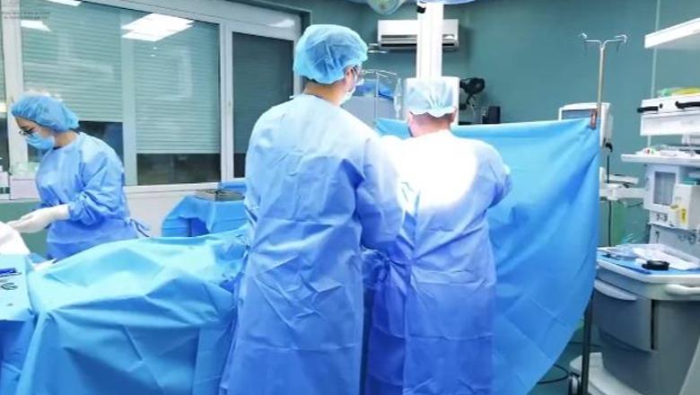 Mjekët e Spitalit të Traumës shmangin komplikacionet te 23-vjeçari i aksidentuar