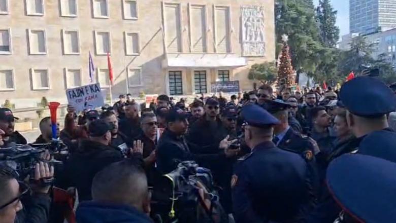 Nis protesta e ‘Shqipëria Bëhet’ para kryeministrisë, aktivistët përplasje me policinë
