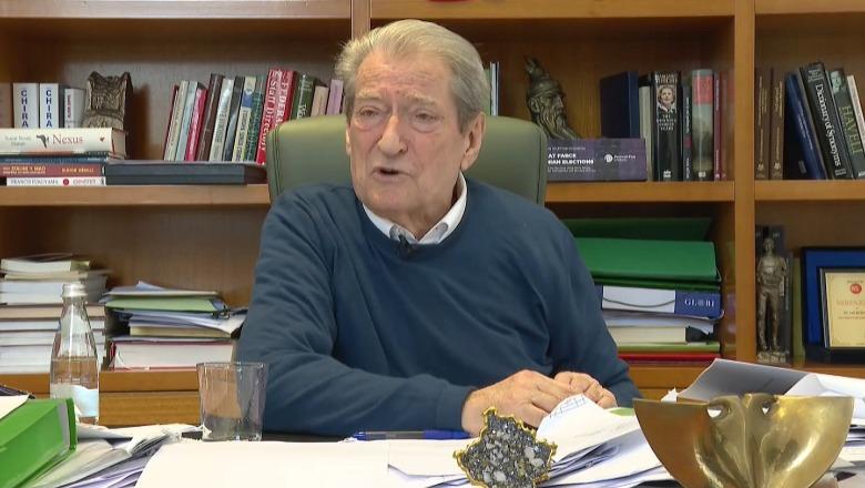 Maji, muaji i ‘traumës’! Berisha ngatërrohet gjatë konferencës: Më 22 maj, më 22 dhjetor protesta...