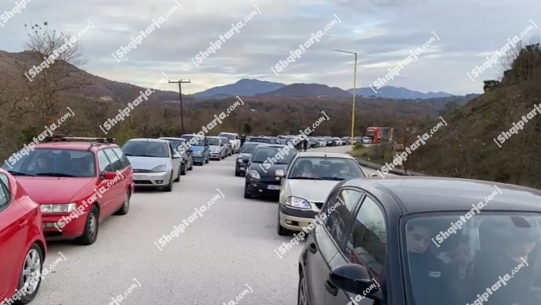 Emigrantët kthehen për festat e fundvitit! Radhë kilometrike mjetesh në Kakavijë! Pala greke punon vetëm me 2 sportele