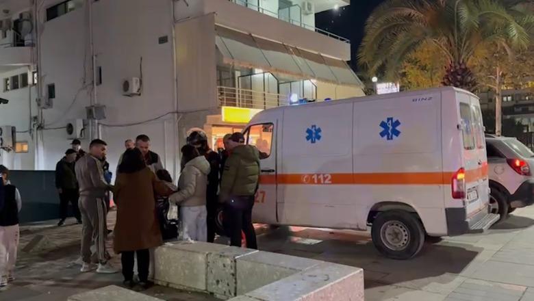 Vlorë/ Rrëzohet në blloqet e betonit në bulevard dhe merr lëndime në kokë, dërgohet në spital 35-vjeçarja 