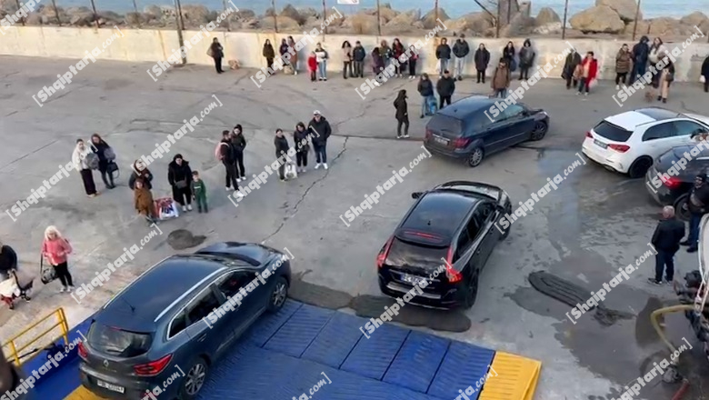 Fluks emingratësh për festat e fundvitit, 692 pasagjerë dhe 147 automjete mbërrijnë në Portin e Vlorës me traget nga Italia