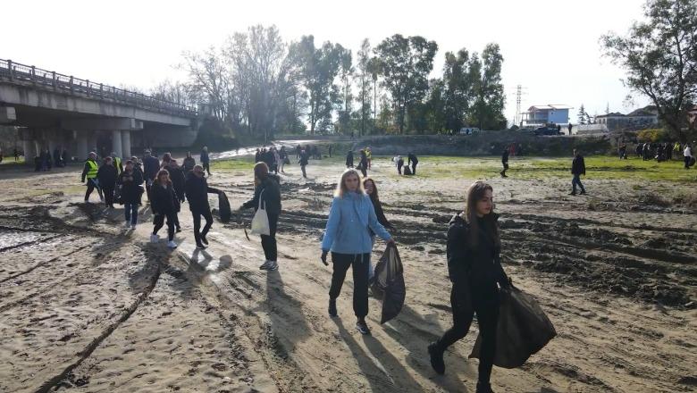 Kryeministri Rama publikon pamje nga pastrimi i lumit të Vjosës, të angazhuar ekipet e bashkisë