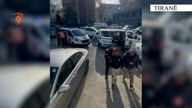 Tiranë/ U kapën duke transportuar 12 emigrantë të paligjshëm, 2 të arrestuar! Në kërkim bashkëpunëtorët