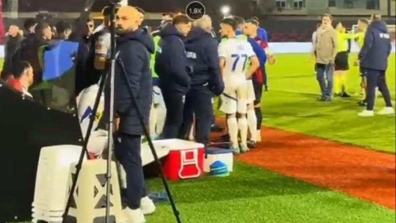 Skandali me futjen e tifozëve në fushë, Flamurtari: Teuta po abuzon, durrsakët ushtruan dhunë