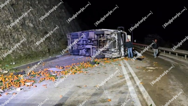 Aksident në aksin Levan–Tepelenë, kamioni me agrume del nga rruga dhe batohet, plagoset shoferi