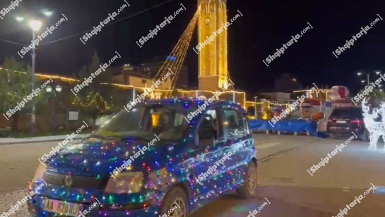Elbasan/ I riu zbukuron makinën me drita festive dhe tërheq vëmendjen e qytetarëve (VIDEO)