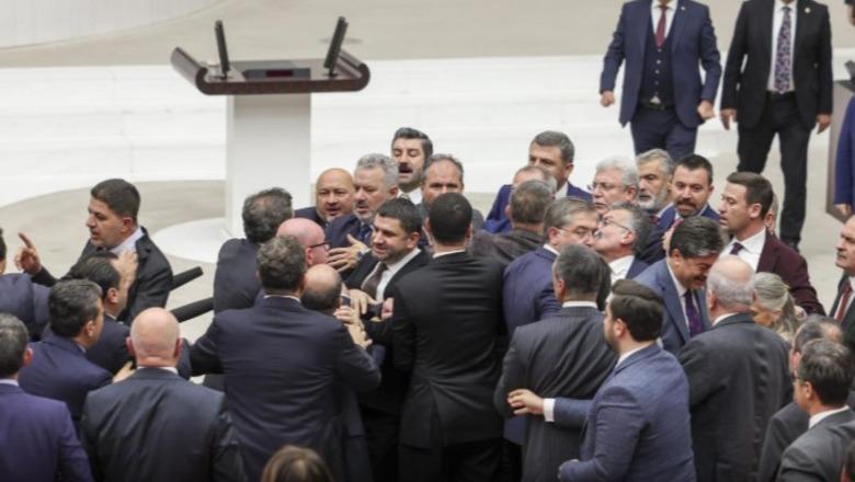 Debati për buxhetin 2026/ Deputetët e mazhorancës dhe opozitës sherr me grushte në Parlamentin e Turqisë 
