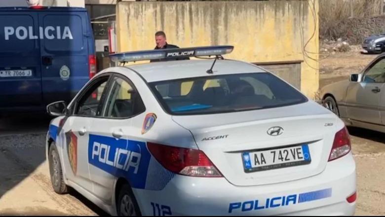 Vlorë/ Do u hiqej tenda në biznese, 4 persona kundërshtojnë forcat e policisë! Përplasje dhe me inspektorët e IMT, efektivi qëllon në ajër