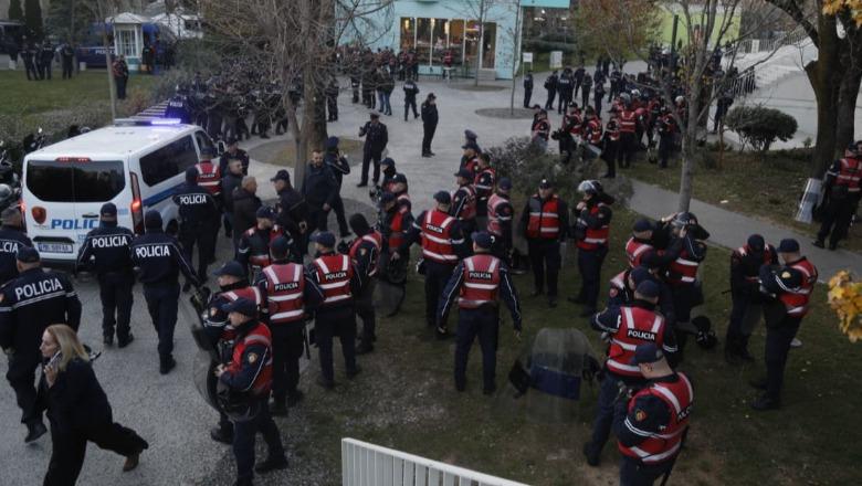 PD nis në orën 18:00 protestën kombëtare, policia 'rrethon' kryeministrinë (VIDEO)