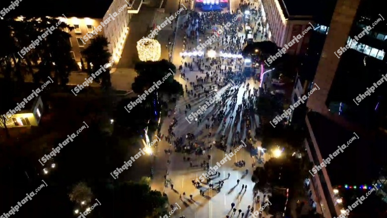 PAMJET ME DRON/ Protesta e PD, Berisha mbledh një grusht militantësh para Kryeministrisë