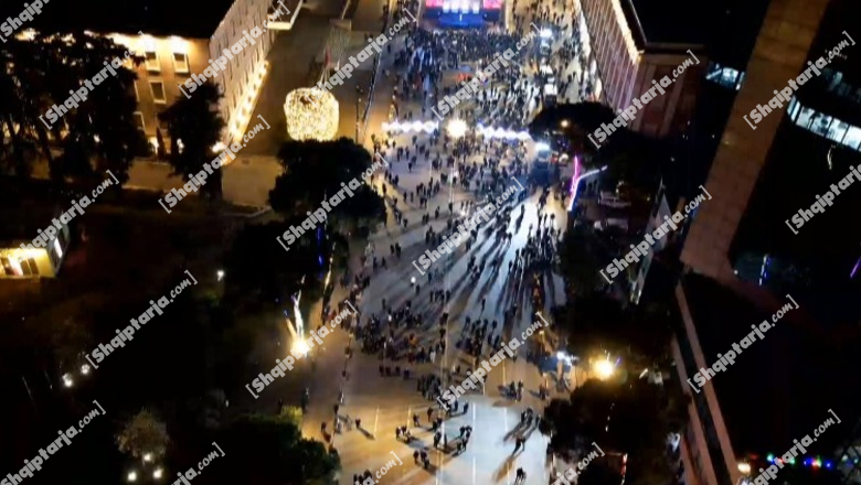 LIVE TV – Protesta 'kombëtare' e Berishës në përmasat e Foltoreve, pjesëmarrje e ulët para Kryeministrisë! Lapaj spostohet nga sheshi! 1300 efektivë në terren