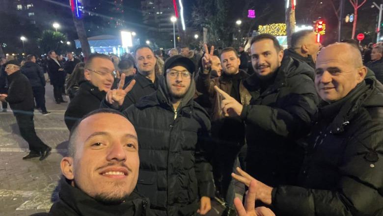  Salianji me besnikët e Foltores së tij i bashkohet protestës së Berishës (FOTO)