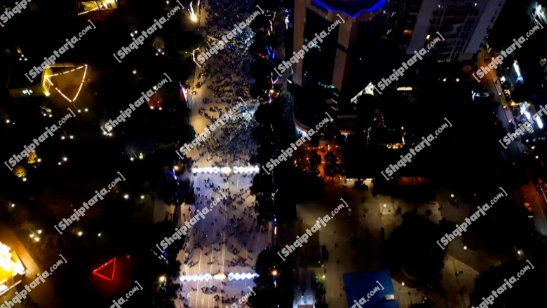 PAMJET ME DRON nga protesta me militantë e Berishës para Kryeministrisë