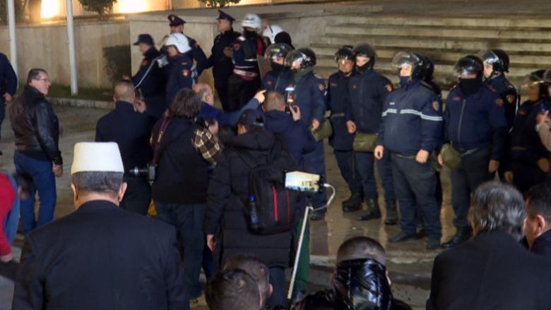 Protesta e opozitës, shoqërohen në komisariat disa protestues