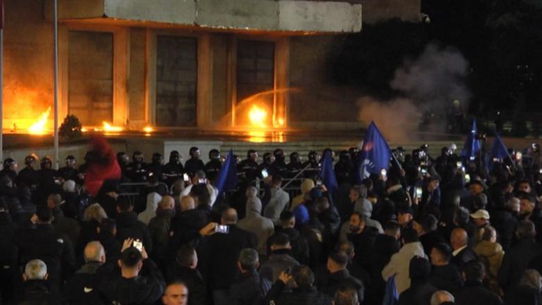 LIVE TV – Protesta e Berishës aspak kombëtare, pjesëmarrje e ulët në bulevard! Berisha: Jemi në luftë me Ramën! Militantët hedhin molotovë drejt Kryeministrisë