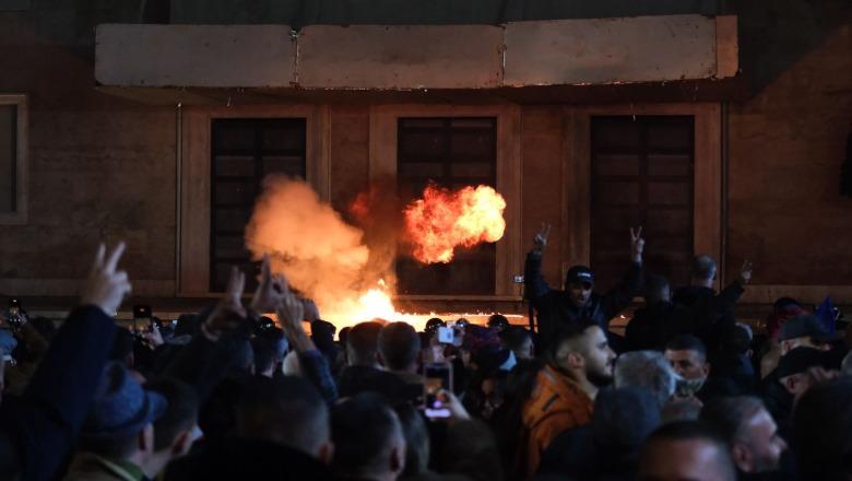  Molotovë drejt kryeministrisë, nisin trazirat në protestën e PD-së (VIDEO)