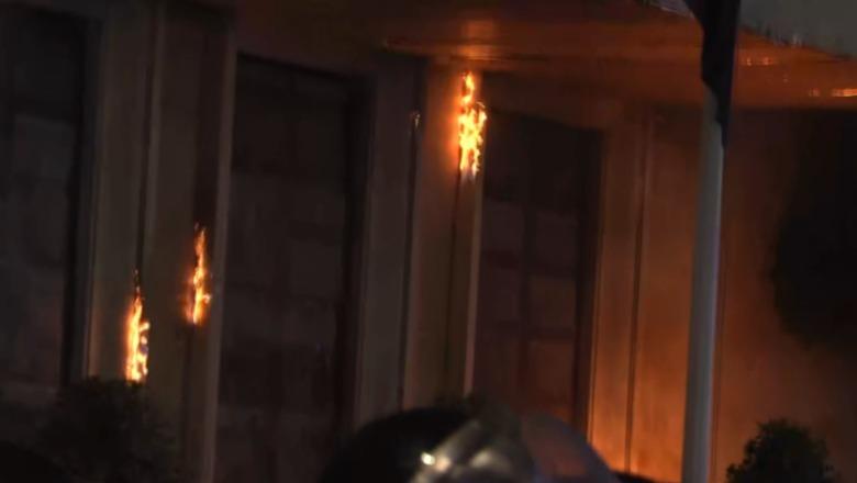 Molotov drejt policisë, dy efektivë të lënduar nga protestuesit e opozitës