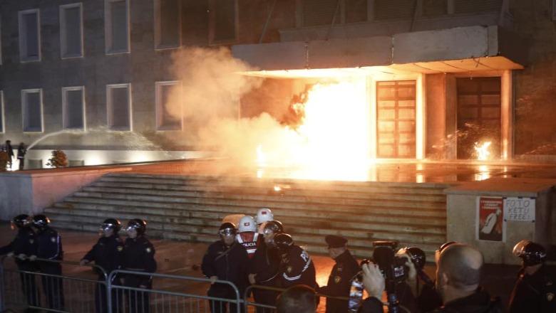 Protestë aspak kombëtare, pjesëmarrje e ulët në bulevard! Molotovë drejt Kryeministrisë, Berisha: Objektivat e betejës sonë Qeveria, Parlamenti, Surreli