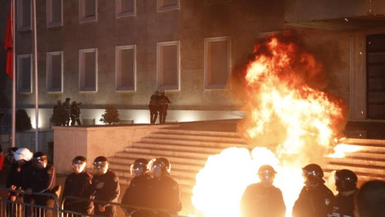 Molotov drejt policisë, dy efektivë të lënduar nga protestuesit e opozitës