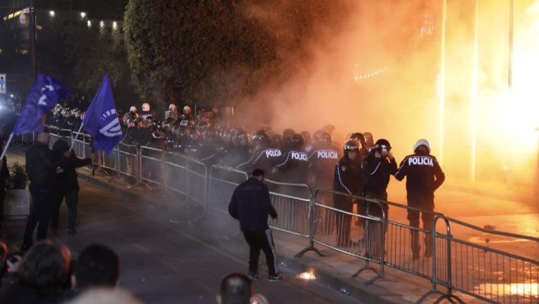 Protesta e opozitës, shoqërohen në komisariat 10 protestues