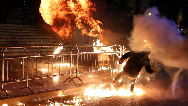 Reuters shkruan për 'viktimat' e Berishës: Protestuesi u dogj nga molotovët e opozitës