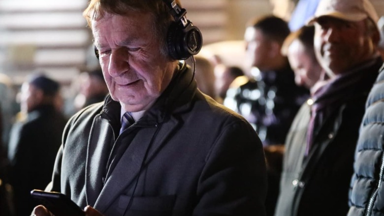 Afër podiumit në shesh, Selami Jenisheri ndjek protestën e Berishës nga telefoni