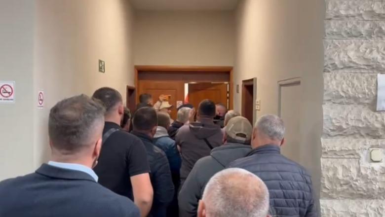 Tensione në mbledhjen e Këshillit Bashkiak në Vlorë, shoferët e autobusëve tentojnë të futen në sallë