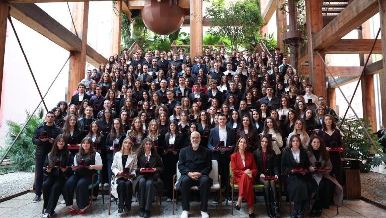 Medalje Ari për 190 nxënës ekselentë / Rama me ‘Kampionët e Dijes’: Në majë arrijnë ata që nuk dorëzohen