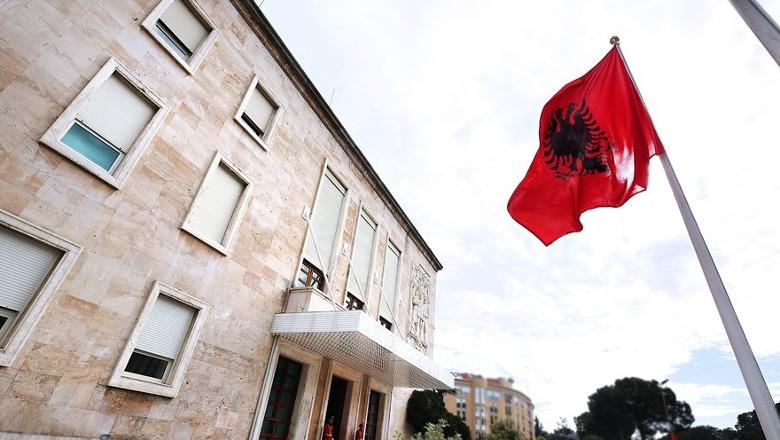 Vendos qeveria, e premtja pushim për administratën