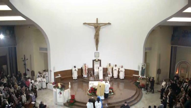 Mbahet mesha e Krishtlindjes në katedralen ‘Shën Pali’ në Tiranë