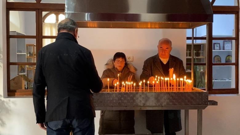Lushnjë/ Mbahet mesha e shenjtë e Krishtlindjes në Kishën e Shën 'Gjergjit', besimtarët urojnë për paqe e begati