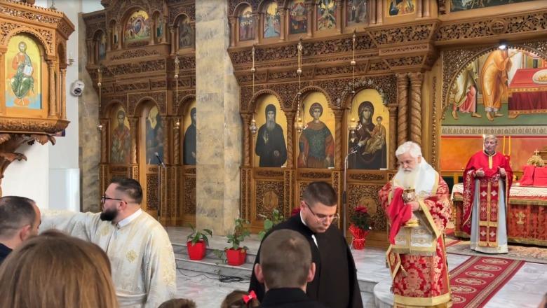 Kremtohet Krishtlindja edhe në Fier, besimtarët urojnë: Gëzuar të gjithë shqiptarëve! Imzot Nikolla thirrje për mirësi