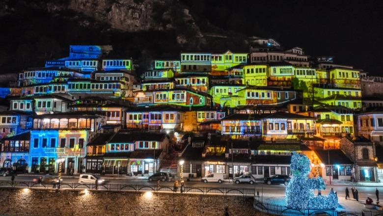 Mangalem Shade, spektakël dritash në lagjen muzeale të Beratit