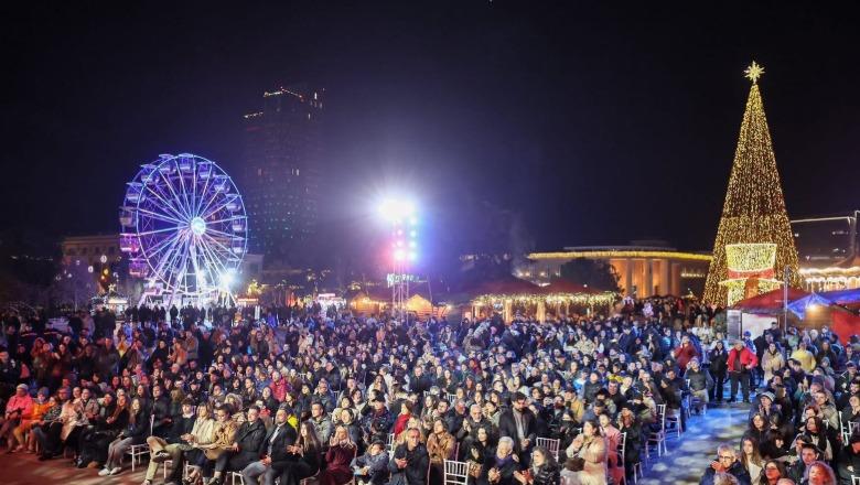 Tirana pret Krishtlindjen me koncertin “Tinguj & Fjalë” në Sheshin Skënderbej