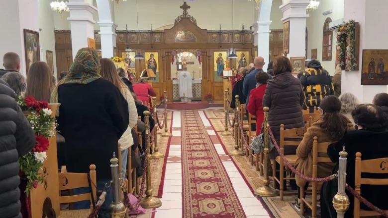 Vlorë/ Mesha e shenjtë e Krishtlindjes në kishën ‘Shën Theodhorit’, besimtarët urojnë për paqe e begati