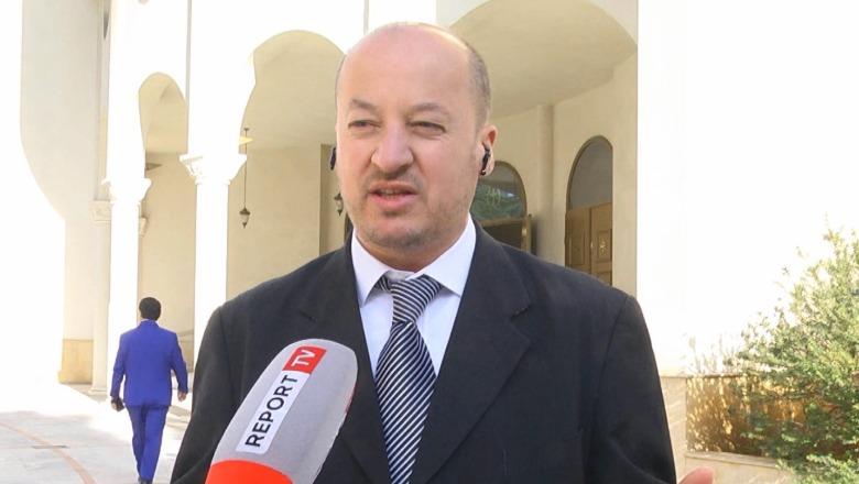 Festa e Krishtlindjes, teologu për Report Tv: Zoti nuk imponon, ai vjen me përulësi për të ndriçuar çdo njeri