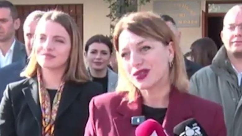 Gazetarët i kujtojnë që është live, Prefektja e Shkodrës ngatërrohet me urimin për Krishtlindje: Dhe njëherë prej fillimi ju lutem