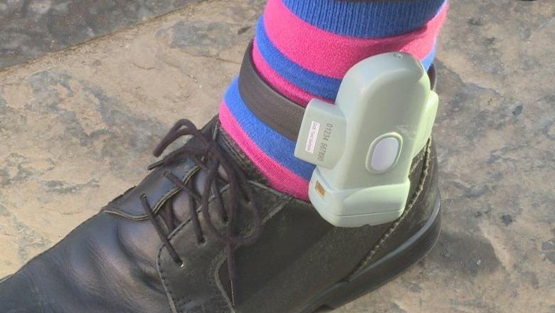 I kërkonte Franca, dy ‘skifterët’ shqiptarë kapen në Angli, njërit i vendosin ‘Rolex’ në këmbë