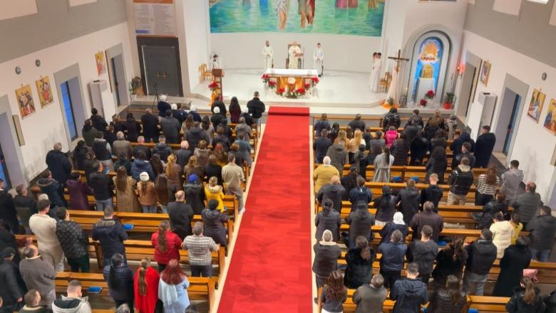 Kremtohet Krishtlindja, besimtarët në të gjithë vendin mbushin kishat! Lutje dhe mesazhe paqeje