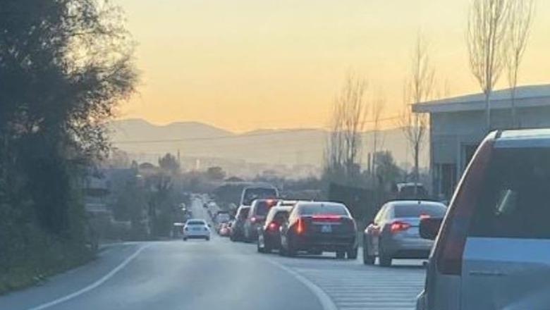 Festat e fundvitit ‘paralizojë’ qarkullimin në Rrugën e Arbrit, fluks i lartë automjetesh
