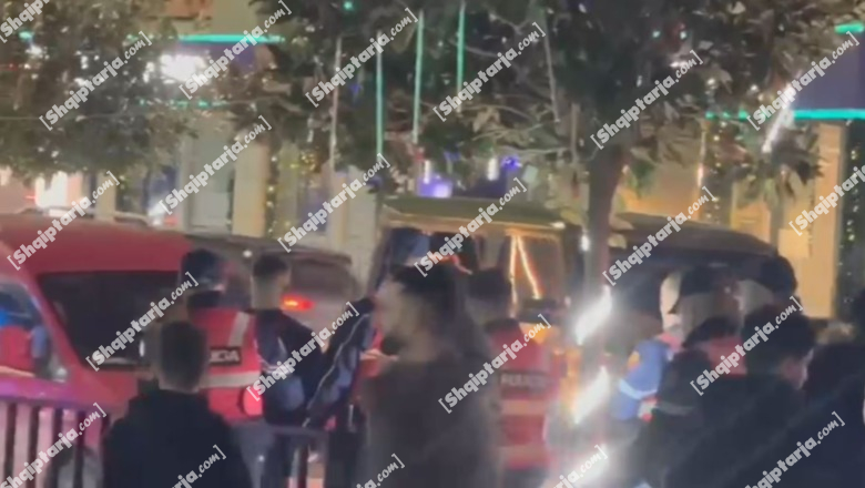 6 efektivë të forcave 'Shqiponja' shoqërojnë adoleshentin në qendër të Fierit