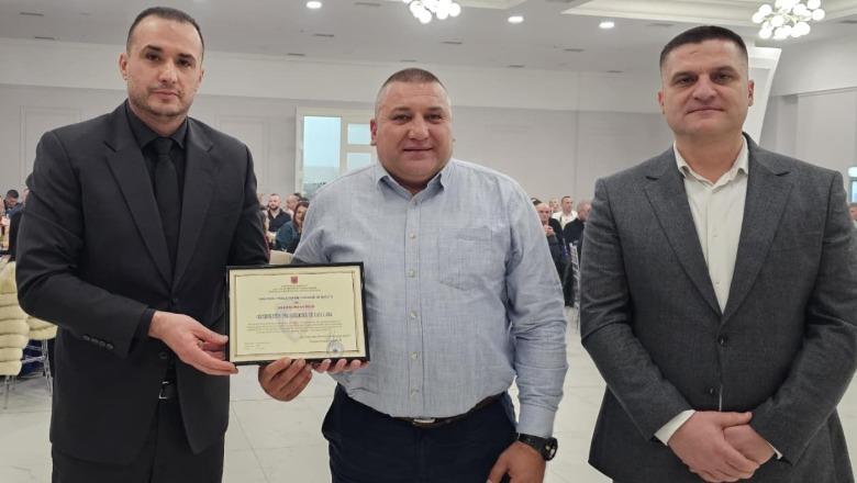 I shpëtoi jetën protestuesit që u dogj nga molotovët e ‘Berishës’, Proda i jep certifikatë inspektorit të policisë