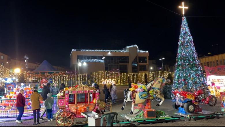 Mirdita në festë! Këndi i festave në Rrëshen tërheq qytetarë dhe vizitorë